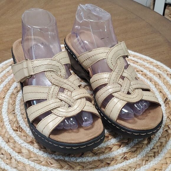 CLARKS Lexi Dill Bone Dune Leather Sandals Size 9N - Picture 1 of 9